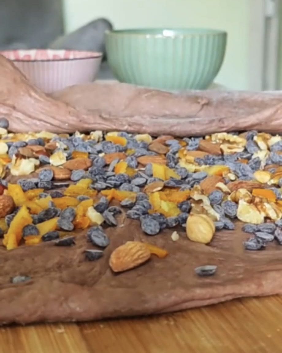 Pane al cioccolato, nocciole e scorzette candite — Passo 2